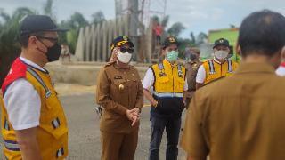  Usulkan Jalan Dua Jalur Rengat-Pematang Rebah, Bupati Inhu Tinjau Lokasi